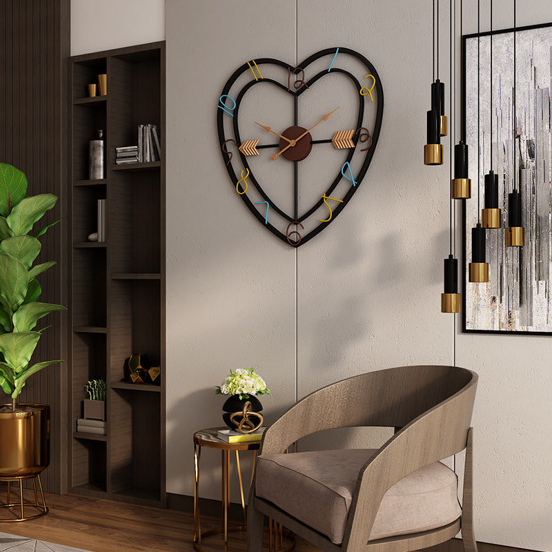 Reloj de pared de metal con diseño de amor