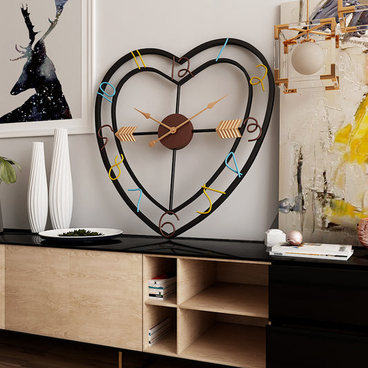 Reloj de pared de metal con diseño de amor